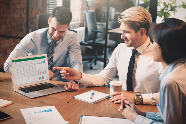 在商务会议上讨论财务问题图片下载