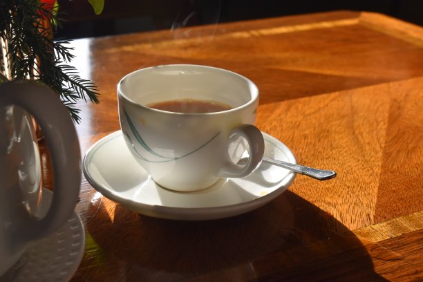一杯热茶，英式下午茶放在木桌上图片下载