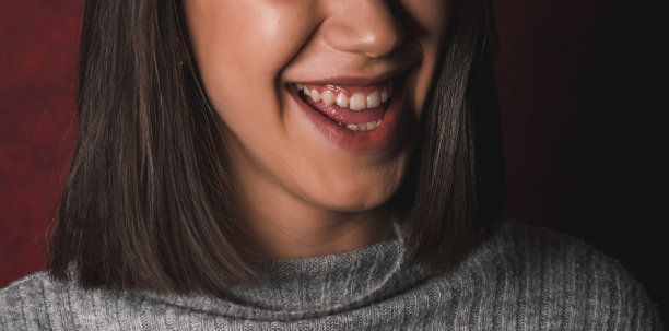 女人的舌头、牙齿和嘴唇图片下载