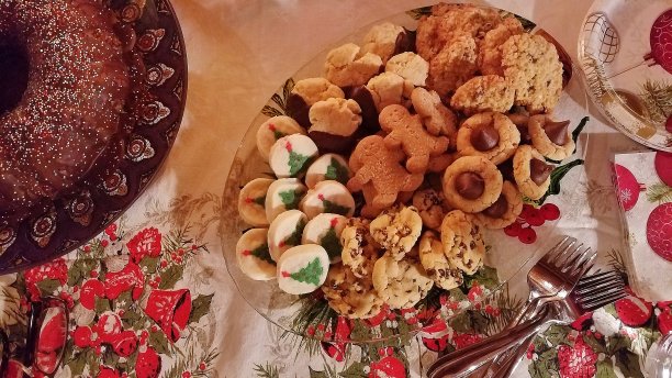 椭圆盘上的圣诞/节日饼干，俯视图图片下载