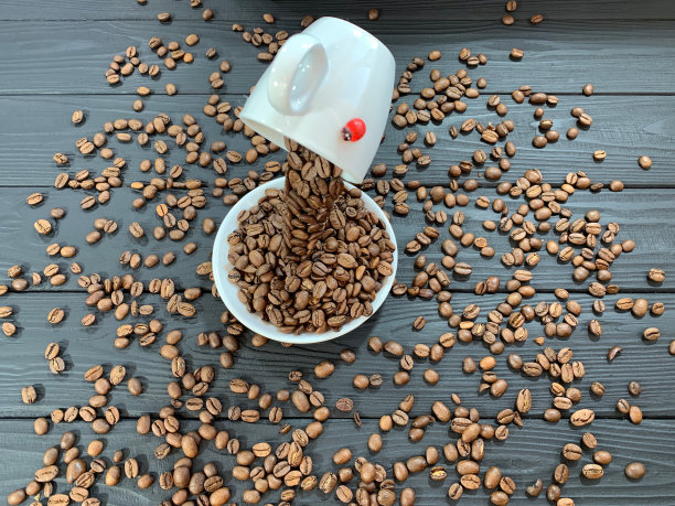 将咖啡豆放入碗中煮咖啡。图片下载