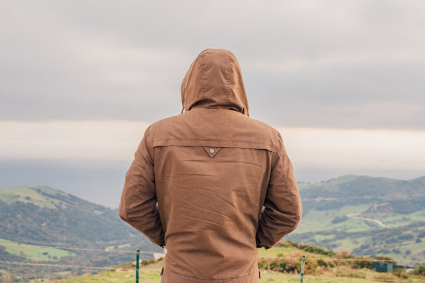 后视图的潮人在兜帽站和看海景和山景全景在直布罗陀图片下载