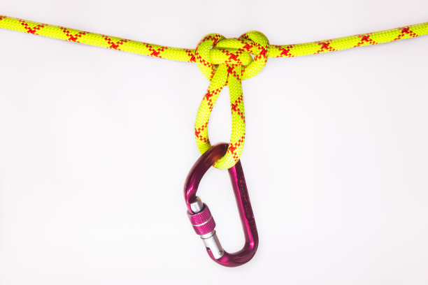 新的粉红色椭圆形旅游和高山卡其挂在蝴蝶环结。用于个人确保的绿色拉伸绳。自我保险的胡子。孤立在白色背景上。图片下载