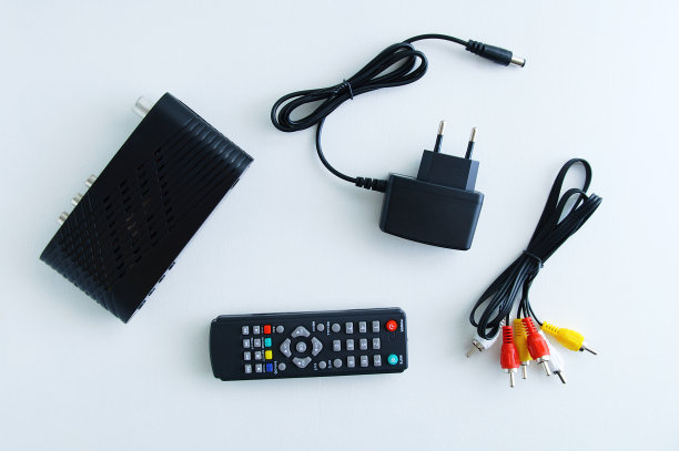 黑色机顶盒数字电视，控制面板，欧洲插头网络连接在一个白色背景。图片下载