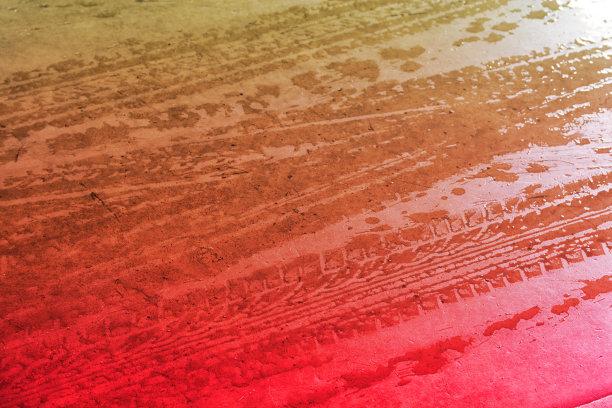 关注地面上的车轮痕迹，水泥地面图片下载