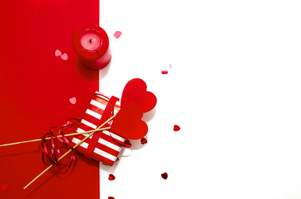 木制的红心情人节贺卡图片下载