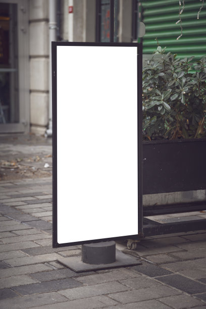 咖啡店前的空白广告牌图片下载