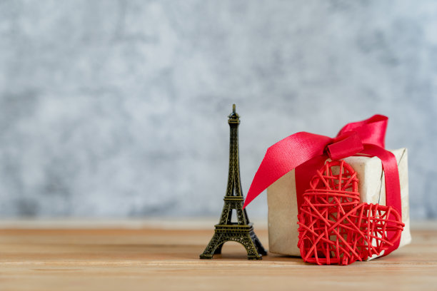 关于情人节背景概念的旅游假日配件。纪念品，标志，地点或地标的地方旅行者在法国巴黎与礼品盒和心形红色与空间。图片下载