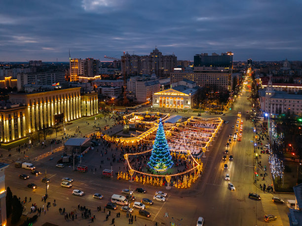 俄罗斯沃罗涅日列宁中心广场新年庆祝活动中的街道照明，鸟瞰图图片下载