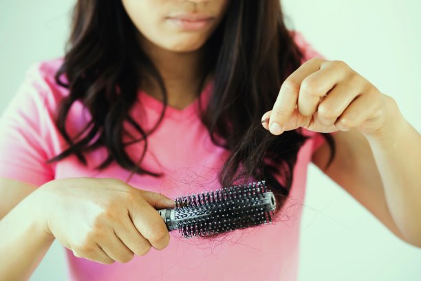 头发掉在女人的刷子上图片下载
