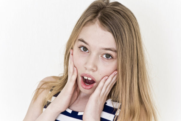 11岁惊讶女孩的近照图片下载