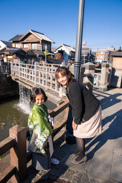 小男孩穿着袴，与母亲站在一起参加七步舞活动图片下载