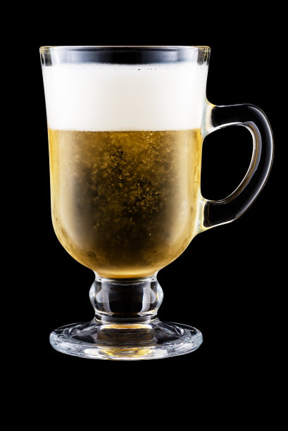爱尔兰咖啡杯与啤酒孤立的黑色背景图片下载