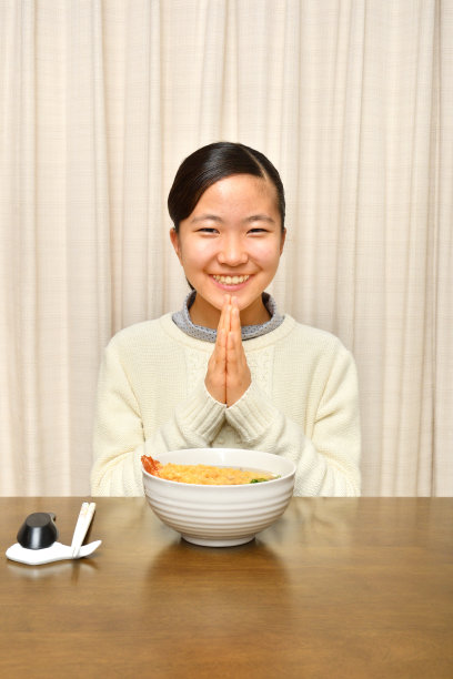 一个日本女孩喜欢吃荞麦面和炸虾图片下载