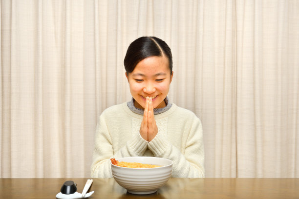一个日本女孩喜欢吃荞麦面和炸虾图片下载