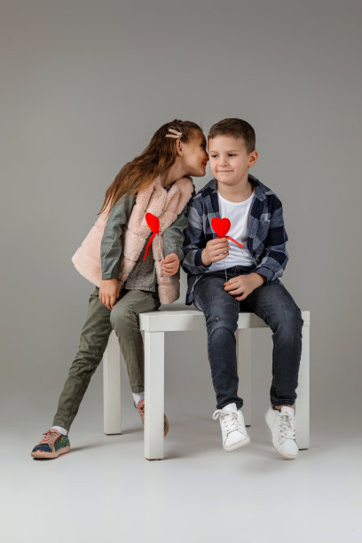 一对穿着时髦衣服的男孩和女孩图片下载