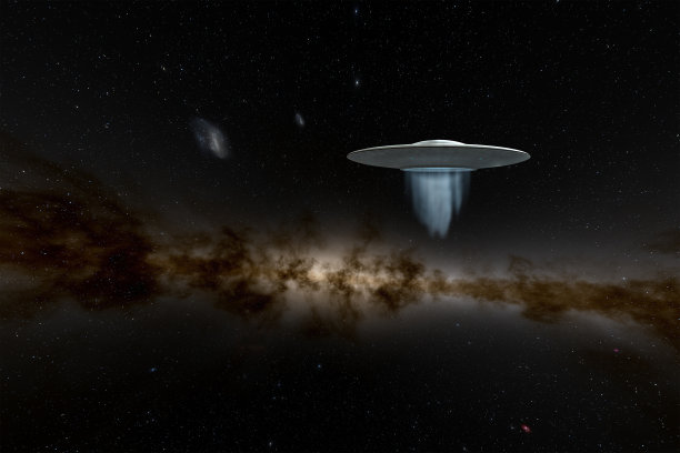 在外层空间飞行的不明飞行物宇宙飞船图片下载