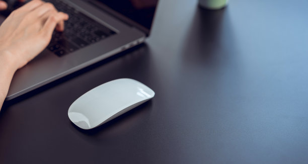 在办公室桌上使用笔记本电脑和鼠标。图片下载