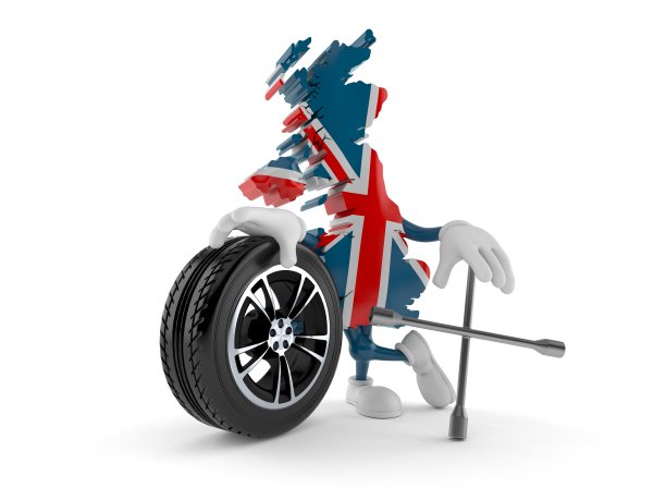 英国特色的汽车车轮和扳手图片下载