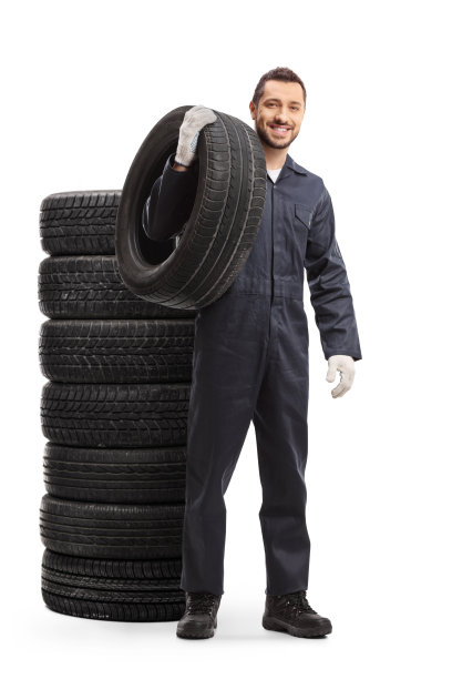 搬运汽车轮胎的技工图片下载