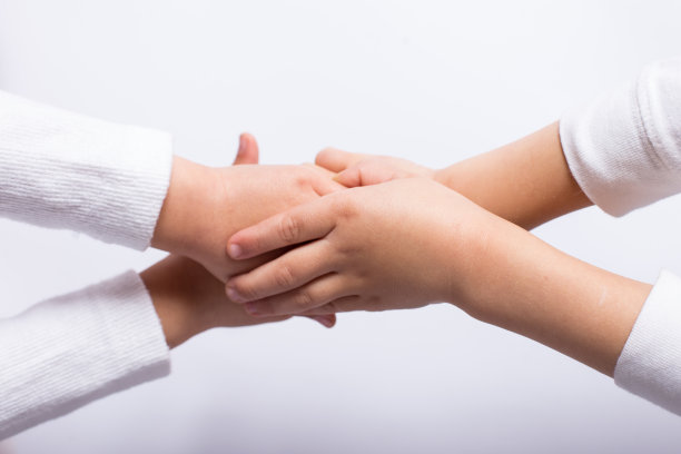 和解的孩子图片下载