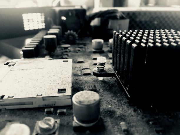 黑白相间的电脑板上布满了灰尘图片下载