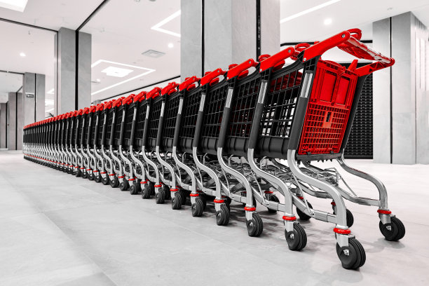 一排红黑色的购物车在一个白色的柱子建筑图片下载