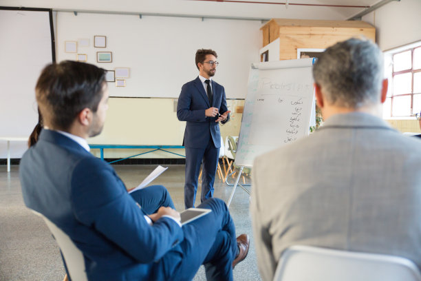 集中扬声器站在白板附近图片下载