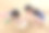 两个亚洲小女孩在沙滩上玩沙子图片下载