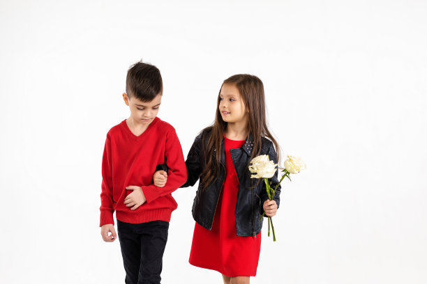 一对女孩和男孩，带着白玫瑰图片下载