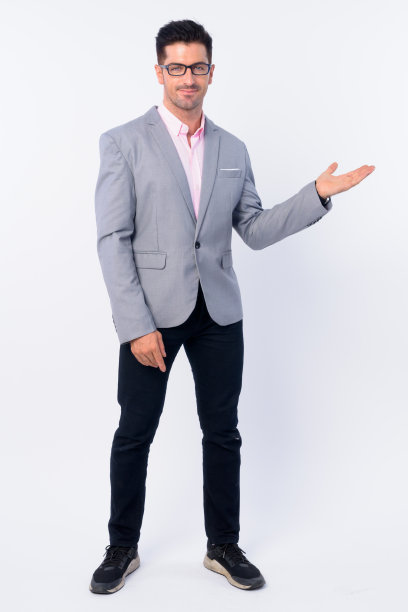 全身拍摄的年轻英俊的商人与眼镜显示的东西图片下载