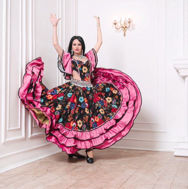 富有魅力的吉普赛人在表演民间舞蹈，照片留白图片下载