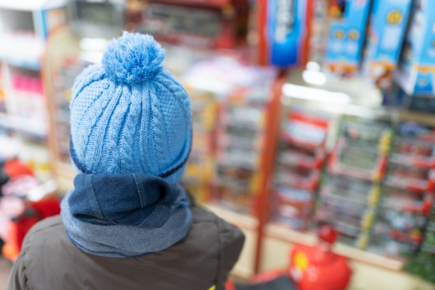 儿童玩具店的孩子图片下载