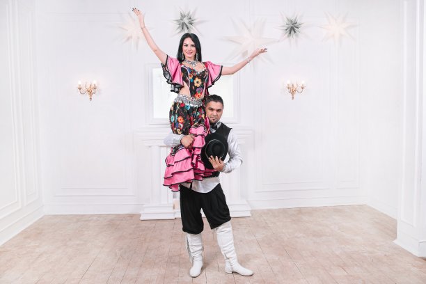 一对吉普赛夫妇表演民间舞蹈。带拷贝空间的照片图片下载