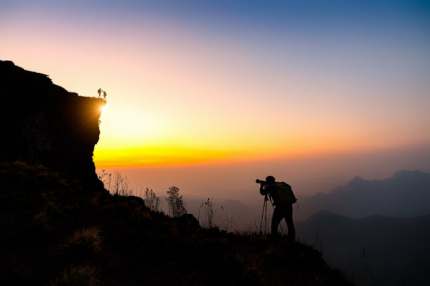 剪影的摄影师拍照。图片下载