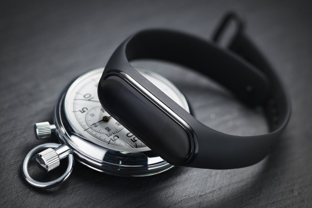 秒表和健身追踪器。运动训练的概念素材图片