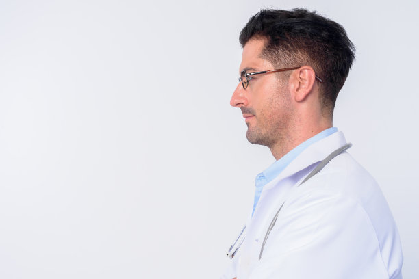 特写的侧面视图年轻英俊的男子医生与眼镜图片下载
