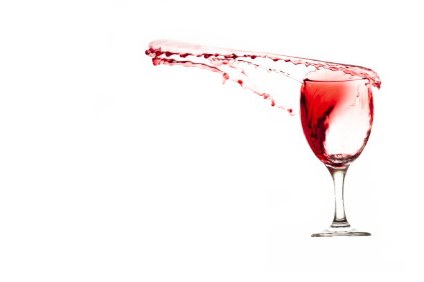 泼洒葡萄酒和酒杯图片下载
