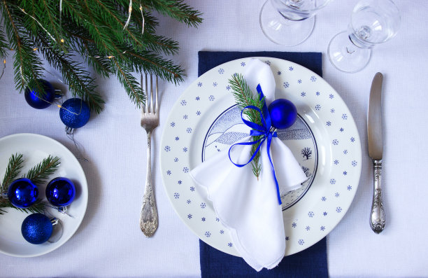 圣诞节或新年的餐桌装饰用白色和蓝色的颜色。图片下载