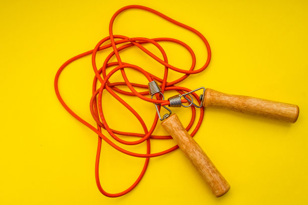 跳绳黄色背景-股票照片图片下载