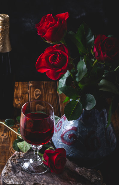 一杯葡萄酒和玫瑰图片下载