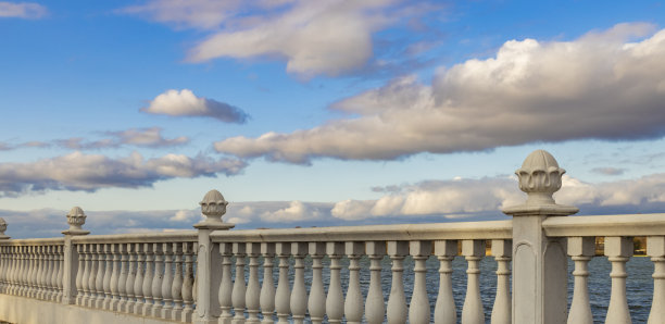 大理石栅栏现代建筑对象透视海滨地标对象多云的蓝色戏剧性的天空背景墙纸图案空复制空间为您的文本在这里图片下载
