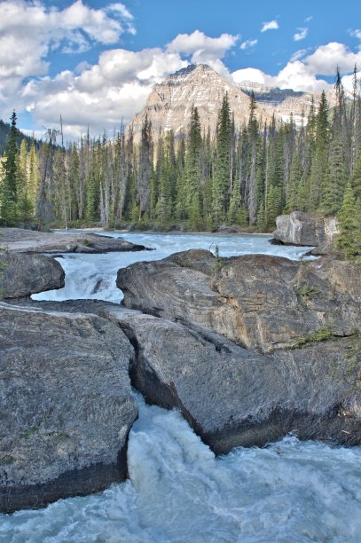 加拿大Yoho国家公园的天然桥图片下载