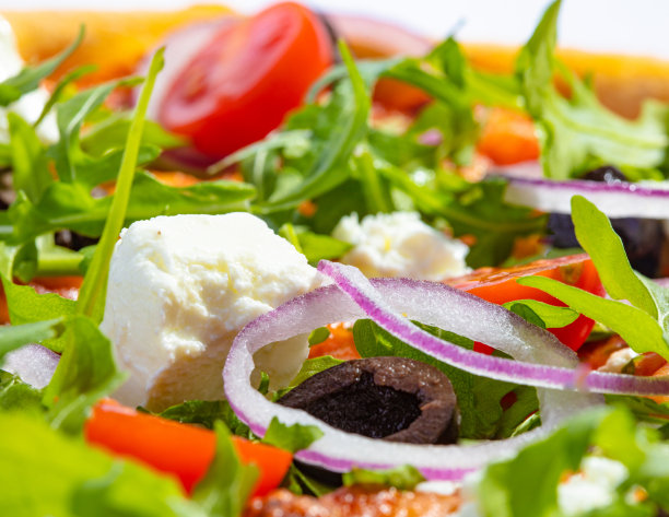 意大利热披萨，白色背景上有番茄、芝麻菜、菲达奶酪、黑橄榄和环洋葱图片下载