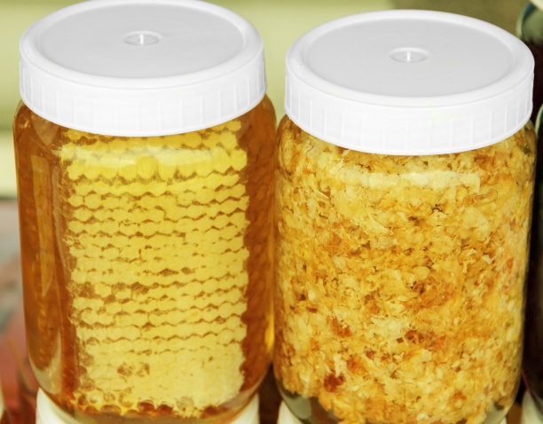 近距离观察蜂蜜罐的蜂窝里面。图片下载