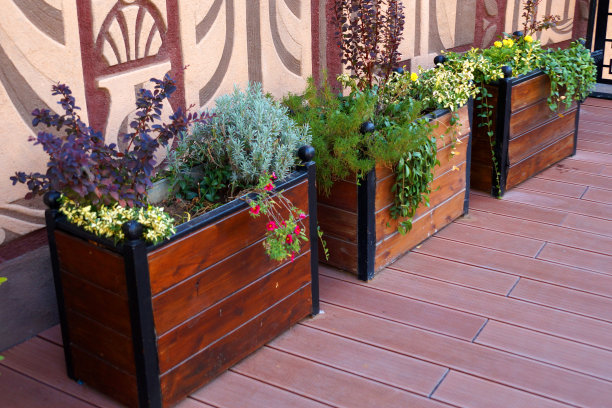 户外木花盆里的花图片下载