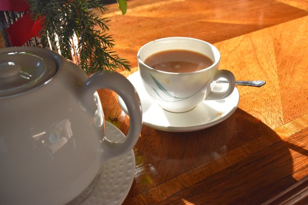 一杯热茶，英式下午茶放在木桌上图片下载