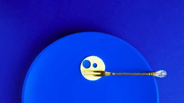 食物概念，圆片的奶酪与两个孔用叉子像微笑的空盘子。带有复制空间的水平横幅。创意乳制品，饮食，健康，菜单。经典，单色，2020年趋势图片下载