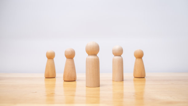 从人群中脱颖而出，团队合作木头人模式，领导管理理念图片下载