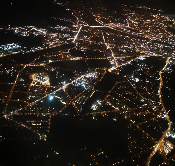 从飞机角度看城市灯光图片下载